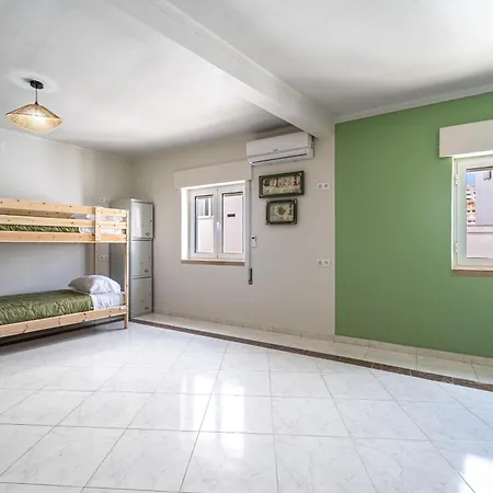 Sandy Bottoms Hostal *